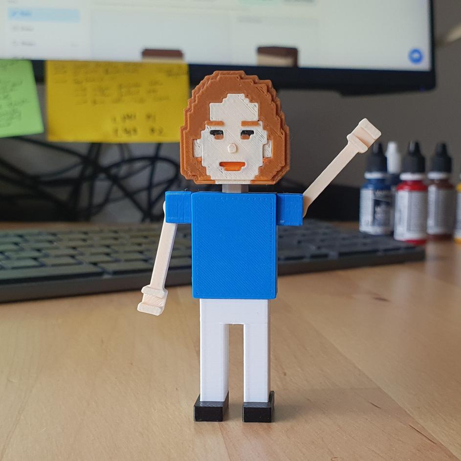 Voxel-People-Figur auf einem Werkstatt-Schreibtisch